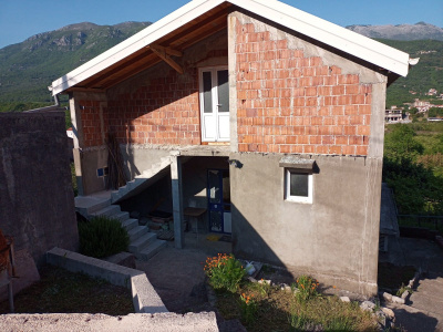 Haus im Bau in Glavati